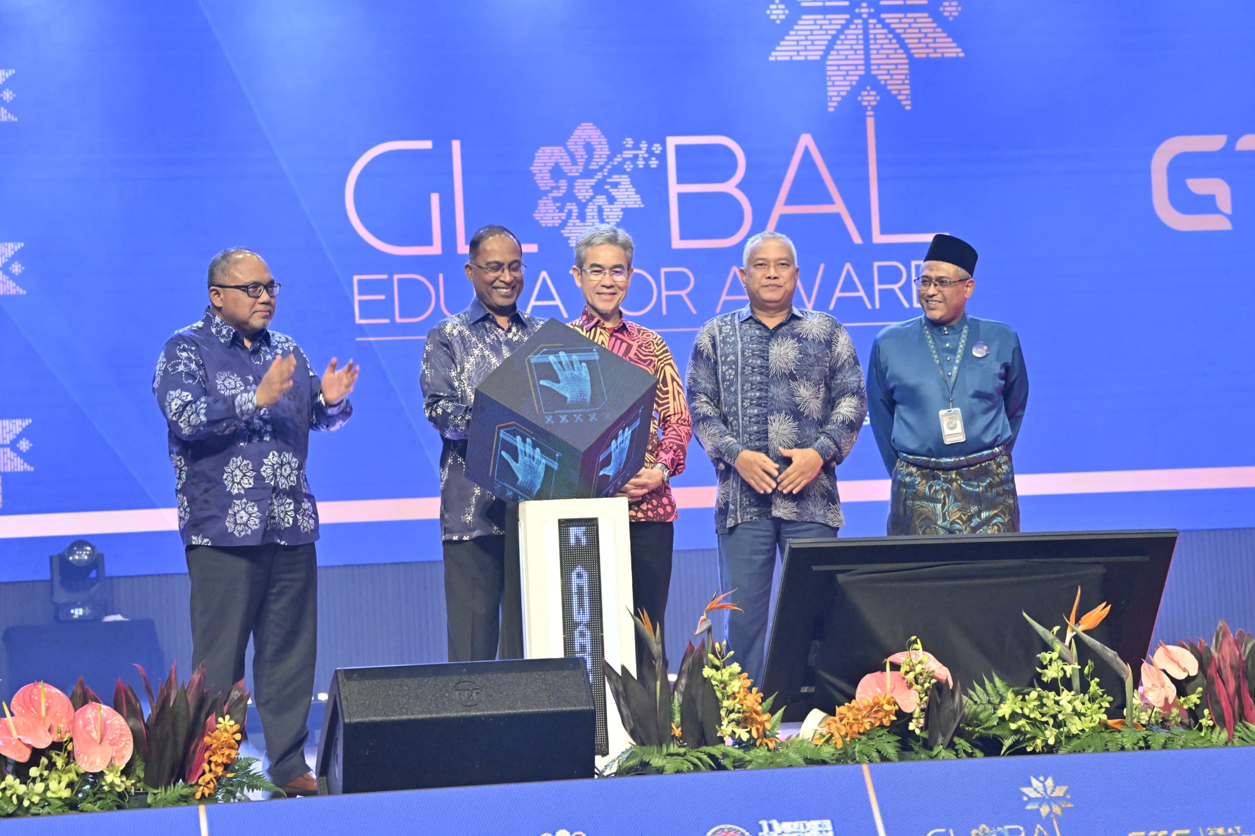 Dr Zambry (dua dari kiri) ketika menyempurnakan gimik perasmian Global Educator Award dan Great Teacher Summit di Dewan Tuanku Canselor, Kampus Sultan Azlan Shah, UPSI